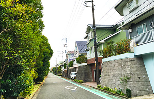 シティ能見台ふれあいの街の北側に位置する富岡西5丁目周辺の街並み。