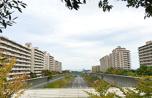 横浜横須賀道路を挟んで左右に広がるシティ能見台