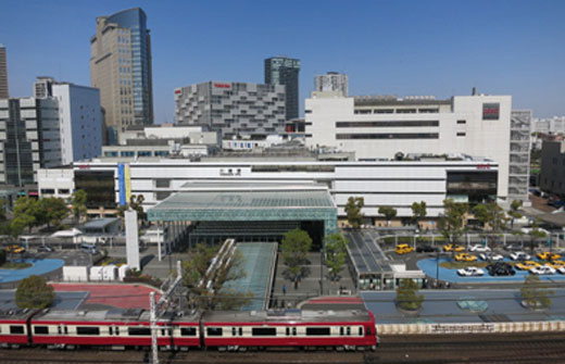 JR川崎駅東口の整備された駅前ロータリー