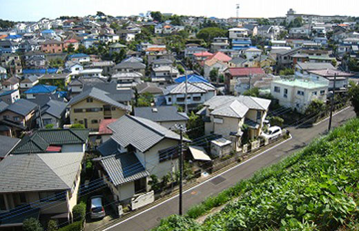 交通アクセスの良い立地環境に機能的な住宅の並ぶ街並み