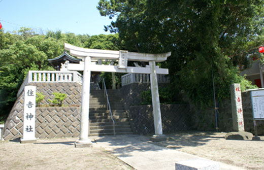 古くは栗浜明神と称され、『吾妻鏡』により鎌倉時代には既に名社となっていたことで知られる住吉神社