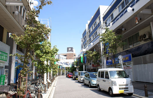 活気ある京急久里浜駅前のアーケード街