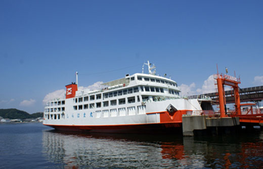 南房総・金谷港へのカーフェリーや伊豆大島への高速船が発着する久里浜港