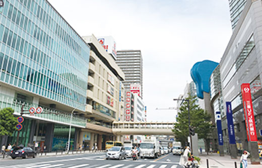 駅前には京急百貨店、ウイング上大岡、カミオ、スーパーなど商業施設も多く利便性良好
