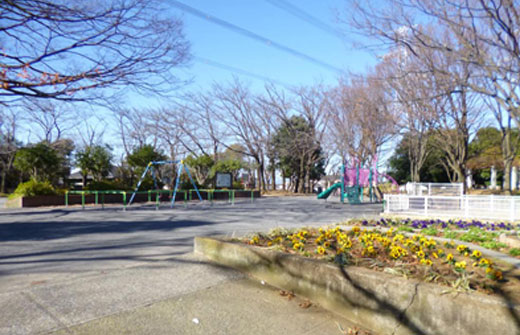 少年野球場と、遊具スペース、広場がある日限山公園