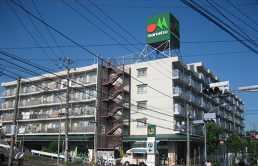 平戸桜木通り沿いにあるマルエツ六ッ川店