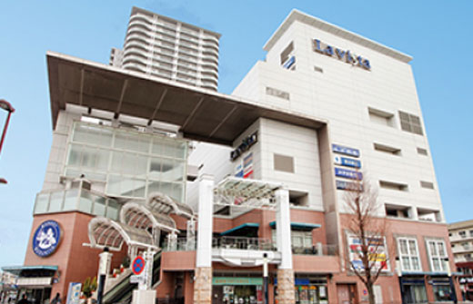 JR線新杉田駅直結。30以上の専門店やショップを擁すショッピングモール らびすた新杉田