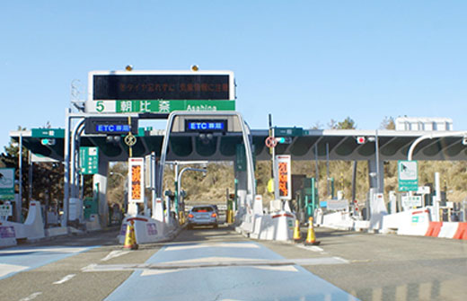 横浜横須賀道路朝比奈インターを経由し、横浜・東京方面、鎌倉・逗子方面へのアクセスも快適